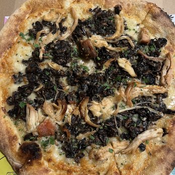 Pitfire Pizza - Up close of Pizza where I added chicken - Pizza Near Me - Pasadena, California