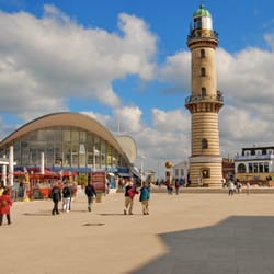 Stadtteil Warnemünde - Leuchtturm und Teepott