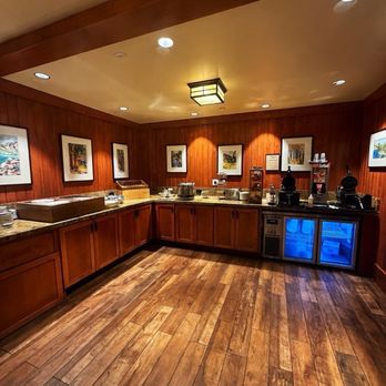 Wayfinder Bishop - Breakfast area with tons of options - Hotels Near Me - Bishop, California
