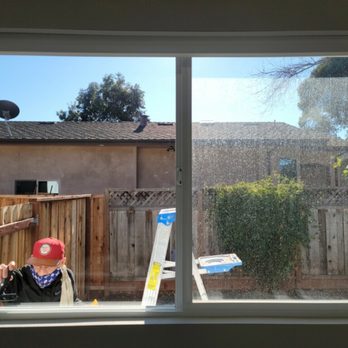 Hella Clean Windows y Mas - Left side (after) right side (before - Window Washing Near Me