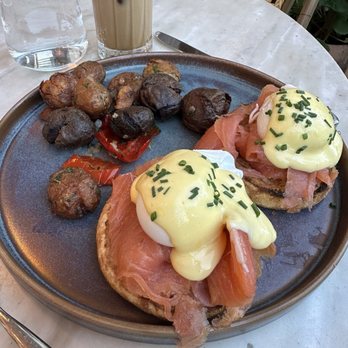 FIG Restaurant - Smoked Salmon Benedict - Bars Near Me - Santa Monica, California