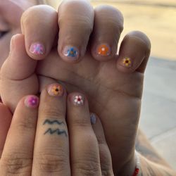 Queen's Nails & Spa - The cute flowers!!!
