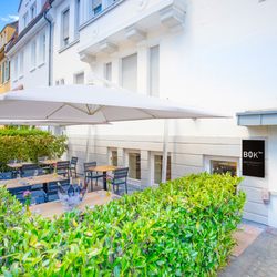 Brust oder Keule - Der Außenbereich mit Sommerterrasse vor dem BOK in Münster.