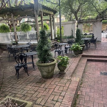 Presidents' Quarters Inn - Courtyard. - Bed & Breakfast Near Me - Savannah, Georgia