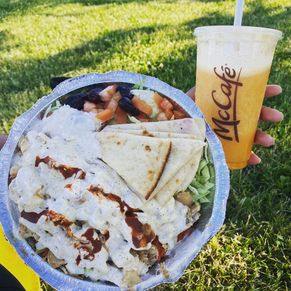 Chicken platter with rice, lettuce, tomato's, olives, onions, tahini, garlic sauce, hot sauce and 4 pitas Chicken platter with rice, lettuce, tomato's, olives, onions, tahini, garlic sauce, hot sauce and 4 pitas