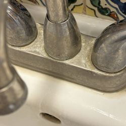 Casa Escondida Bed & Breakfast - Dirty faucet