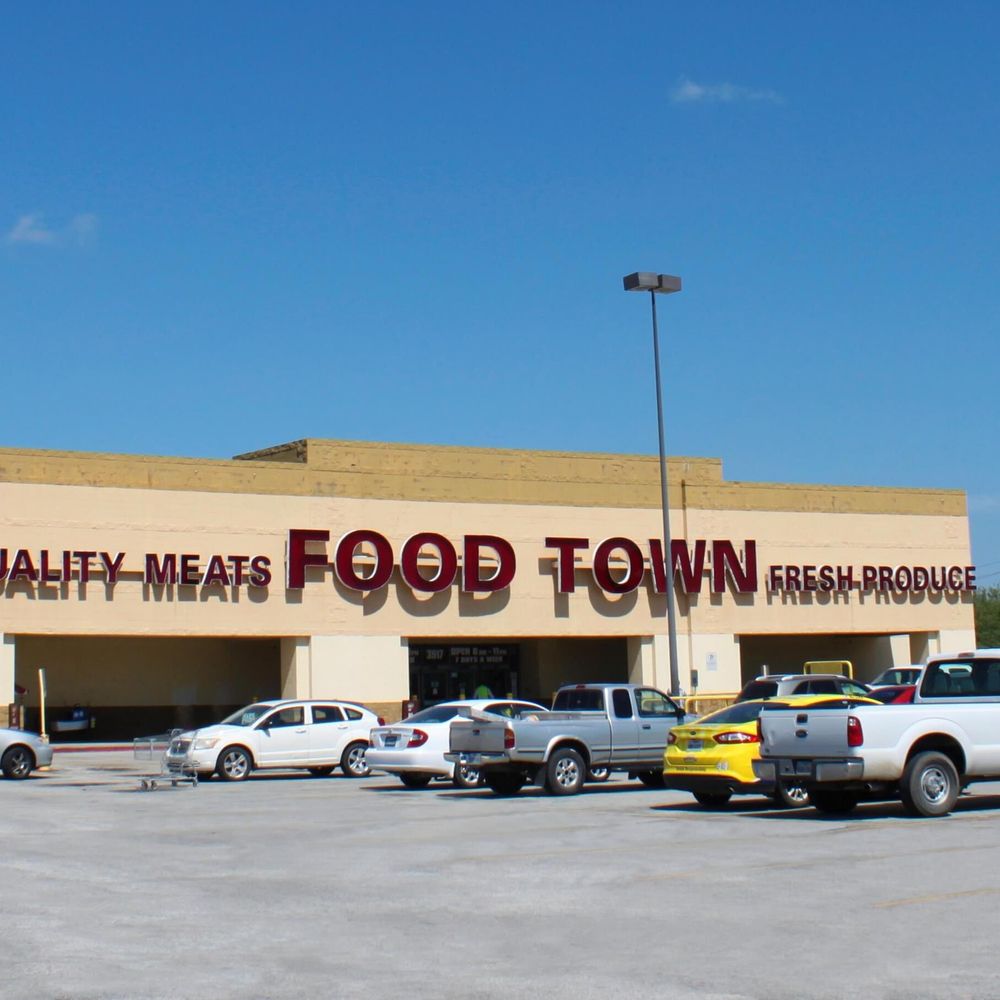 FOOD TOWN Updated October 2024 42 Photos 3517 N Main St, Baytown