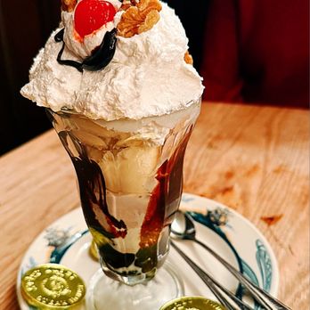 Peter Luger - Luger's Special "Holy Cow" Hot Fudge Sundae - Steakhouses Near Me - Brooklyn, New York