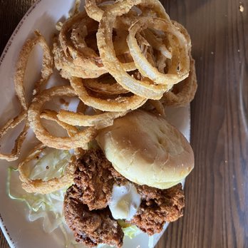 Red Heat Tavern - Kentucky spice chicken sandwich - American Near Me - South Windsor, Connecticut