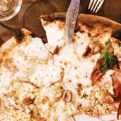 Oro Dell'Etna - Pizza Letteratura: olive, cipolletta, tonno, mozzarella e pomodoro