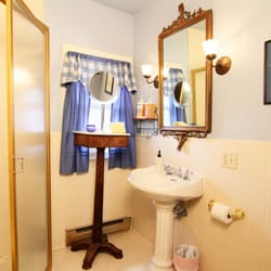 Catskill Lodge - Esopus/Phoenicia bathroom