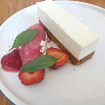 L'Oeuf de Coq - Cheesecake, sorbet groseille et basilic thaï - French Near Me - Lavaur, 81