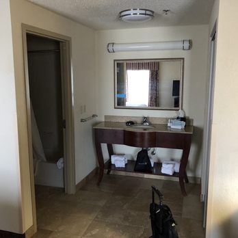Hampton Inn & Suites Muncie - En-suite bath area - Hotels Near Me - Muncie, Indiana Hampton Inn & Suites Muncie - En-suite bath area - Hotels Near Me - Muncie, Indiana