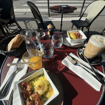 Le Relais Odéon - Eggs Benedict au bacon - Bistros Near Me - Paris, 75 Le Relais Odéon - Eggs Benedict au bacon - Bistros Near Me - Paris, 75
