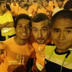 Carrera Nocturna del Guadalquivir - A punto de comenzar la Nocturna junto con Oscar T. y unos cuantos más #Ambientazo
