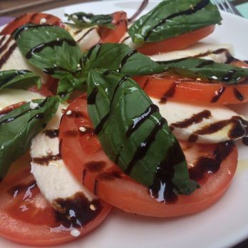 Almalibre - Caprese salad, a little on the pricey side but damn delicious - Vegetarian Near Me - Valencia, V Almalibre - Caprese salad, a little on the pricey side but damn delicious - Vegetarian Near Me - Valencia, V