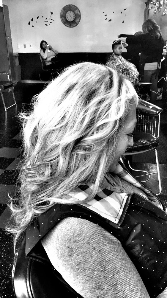 LA VINA BEAUTY SALON 324 W Tulare St, Dinuba, California Hair