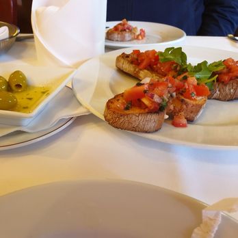 Bella Vista - Oliven als kleiner Gruß Bruchetta als Vorspeise - Italian Near Me - Werder (Havel), BB