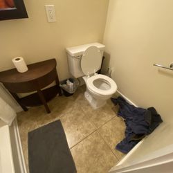 Mancos Inn and Hostel - Bathroom trash full and linens piled from 7 day stay.