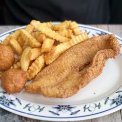 Capt Pat's Seafood - Catfish lunch
