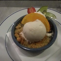 Café des Amis, Ouedraogo - Crumble aux fruits et boule de glace
