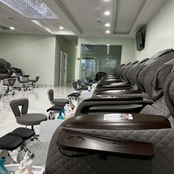 Beyouty Nails & Spa - 16 pedi chairs