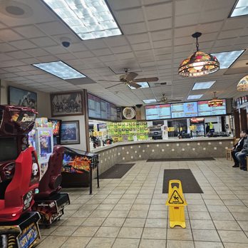 Miner's Drive-In - Loby - American Near Me - Yakima, Washington