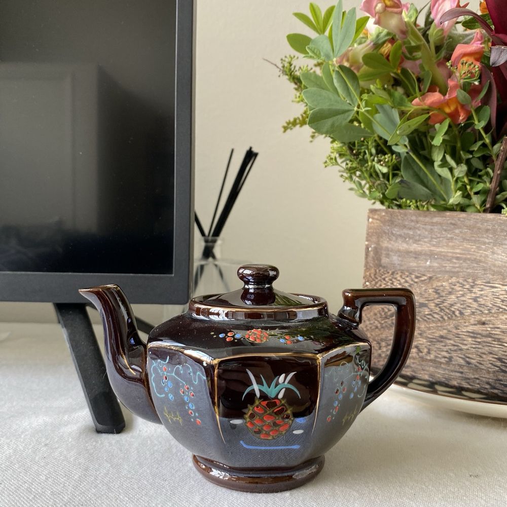 The tiniest sweetest lil teapot The tiniest sweetest lil teapot