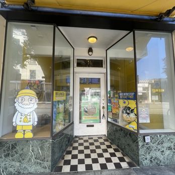 Beard Papa’s - Outside - Desserts Near Me - Pasadena, California