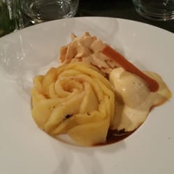 La table de K'na - Effeuillé de pomme et sa mousse au caramel.