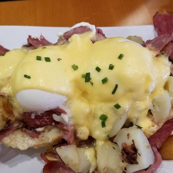 Ruby Slipper Uptown - Corn beef hash bennie - Cafes Near Me - New Orleans, Louisiana