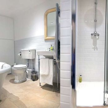 Red Lion Hotel - Standard: Double Room Bathroom - Hotels Near Me - Salisbury, WIL