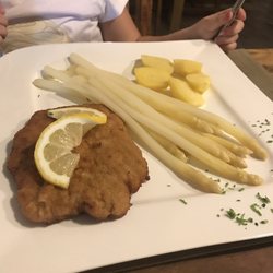 Pfälzer Hof - Spargel und Kartoffeln mit Schnitzel, die Hollandaise wurde uns ohne Probleme separat serviert