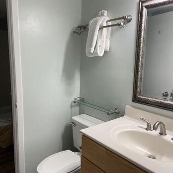 Shell Island Resort - Bathroom - Hotels Near Me - Wrightsville Beach, North Carolina Shell Island Resort - Bathroom - Hotels Near Me - Wrightsville Beach, North Carolina