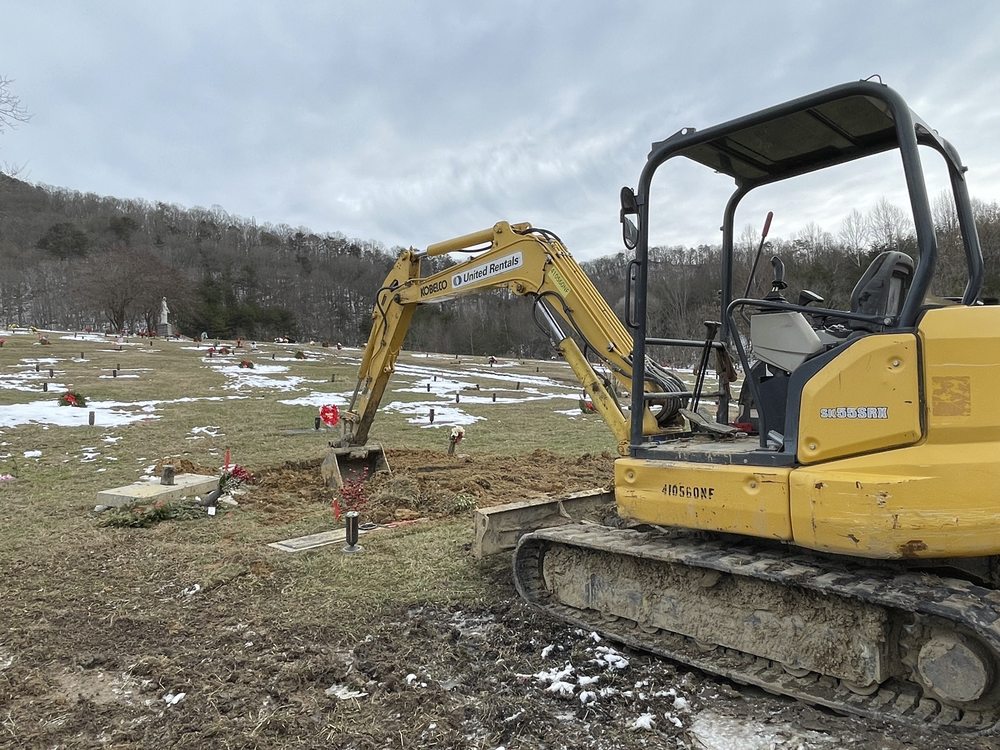 KANAWHA VALLEY MEMORIAL GARDENS Updated September 2024 14 Photos 6027 E Dupont Ave