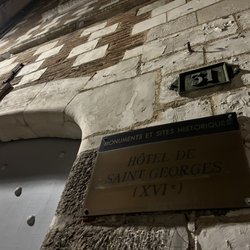 Hôtel Saint Georges - La plaque qui dit qu'historiquement c'était un hôtel... alors que ça ne l'est plus...