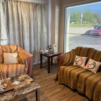 Feet Retreat - The Waiting area... Cozy! - Massage Therapy Near Me - Knoxville, Tennessee Feet Retreat - The Waiting area... Cozy! - Massage Therapy Near Me - Knoxville, Tennessee