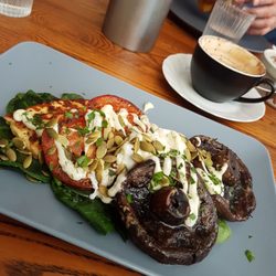 Kellys of Peregian - Mushroom, halloumi, tomato breakfast