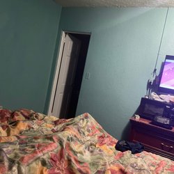 Seabreeze Motel - Any motel hotel that still have these sheets is just a no for me.