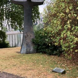 Der Mahner - Der Mahner Statue