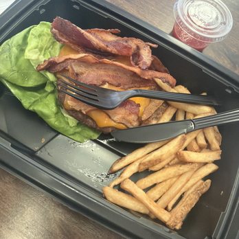 Yard House - Cheeseburger on lettuce - American Near Me - Houston, Texas