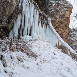 Rifle Mountain Park - Ice Caves | Instagram: @telephonesmoothie
