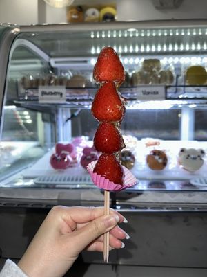 Sweet Box (Macarons, Dragon Beard Candy) by null