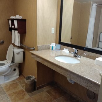 Hampton Inn & Suites Exmore - Eastern Shore - Bathroom in accessible room. - Hotels Near Me - Exmore, Virginia