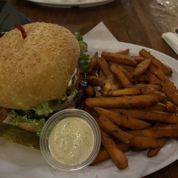 Burgers and Brew - Bacon & Jalapeño Cheeseburger with guacamole - Burgers Near Me - Davis, California Burgers and Brew - Bacon & Jalapeño Cheeseburger with guacamole - Burgers Near Me - Davis, California