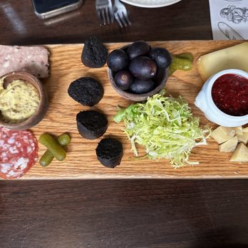 Perle Restaurant - Board - New American Near Me - Pasadena, California