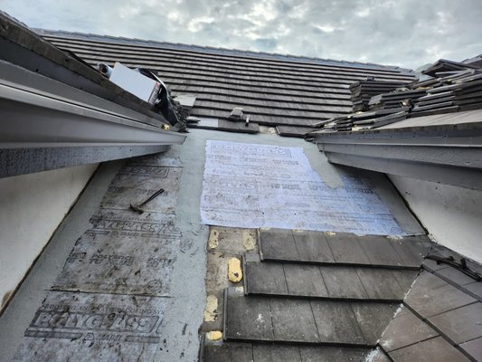 Extra Myles Roofing Logo