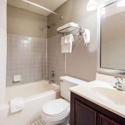 Super 8 by Wyndham Cleveland - Guest room bath