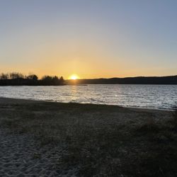 Lakeside Lodge - Sunset at the lake view beach park just next to the cabins
