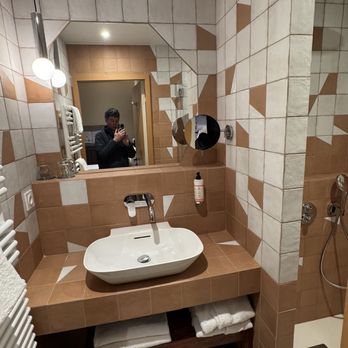 academie hotel lyon - Salle de bain et douche moderne. - Hotels & Travel Near Me - Lyon, 69